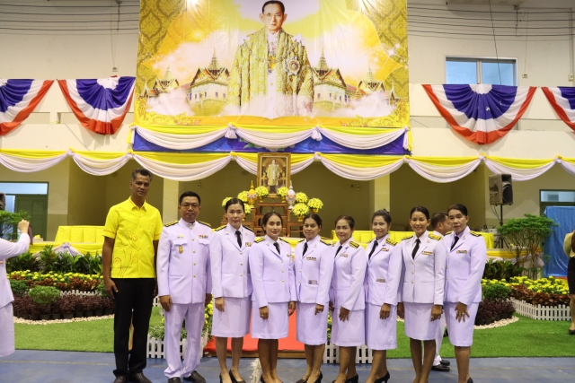 พิธีวางพานพุ่มดอกไม้ เนื่องในวันคล้ายวันพระบรมราชสมภพพระบาทสมเด็จพระบรมชนกาธิเบศร มหาภูมิพลอดุลยเดชมหาราช บรมนาถบพิตร วันชาติ และวันพ่อแห่งชาติ 5 ธันวาคม 2566 