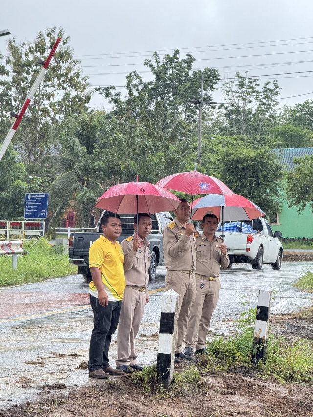 ลงพื้นที่ติดตามปริมาณน้ำฝนบริเวณคลองเลียบถนนรถไฟ ตำบลที่วัง