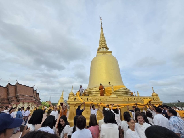 พิธีแห่ผ้าขึ้น " พระมหาธาตุเจดีย์นอโม "